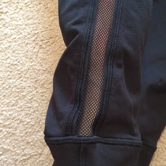 SOLD Lululemon Second Chance Blk Mesh Side Legging - Picture 4 of 4